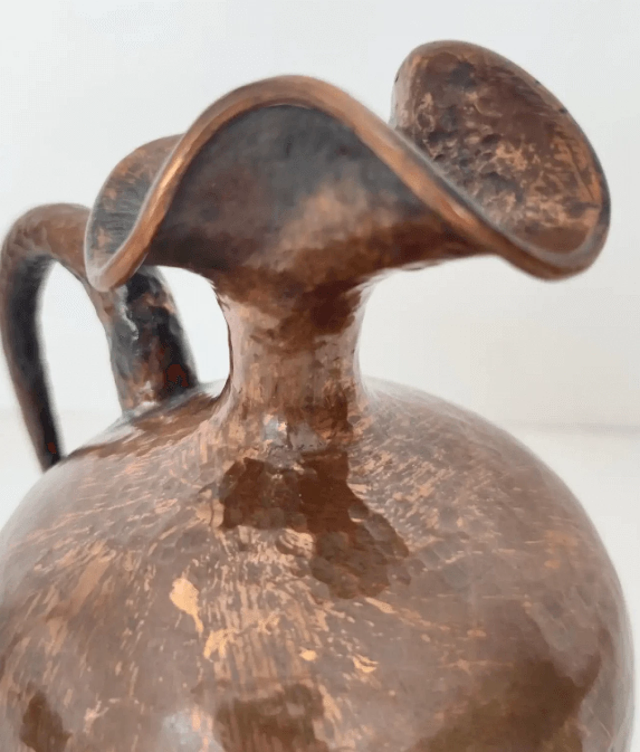 Brocca in rame sbalzato di Egidio Casagrande, anni '50 10