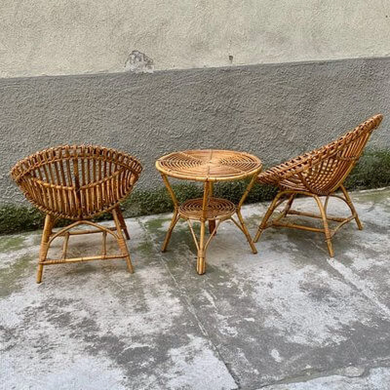 Pair of armchairs and small table in bamboo and wicker, 1950s 3