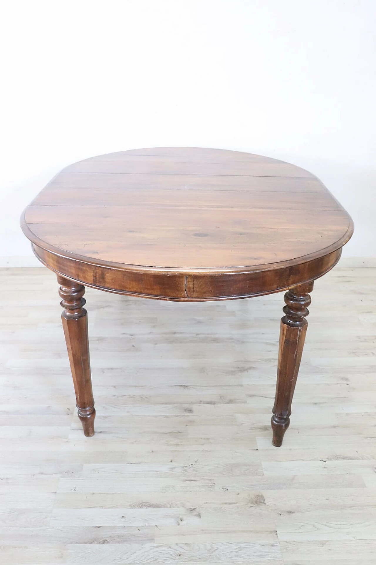 Oval dining table in solid walnut, 19th century 4