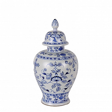 Meissen porcelain vase with blu onion decoration, 1739