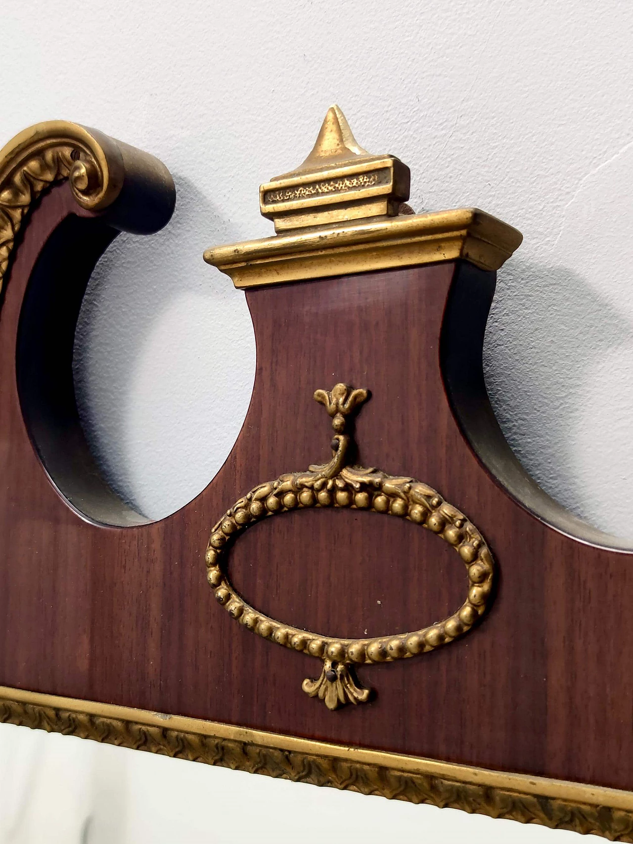 Specchio da parete con cornice in faggio e ottone, anni '60 6