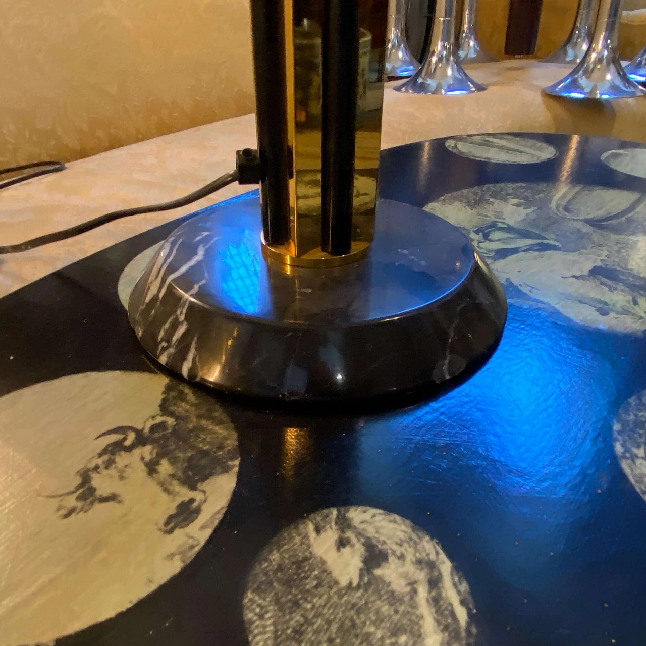 Table lamp with marble and brass frame, 1970s 10