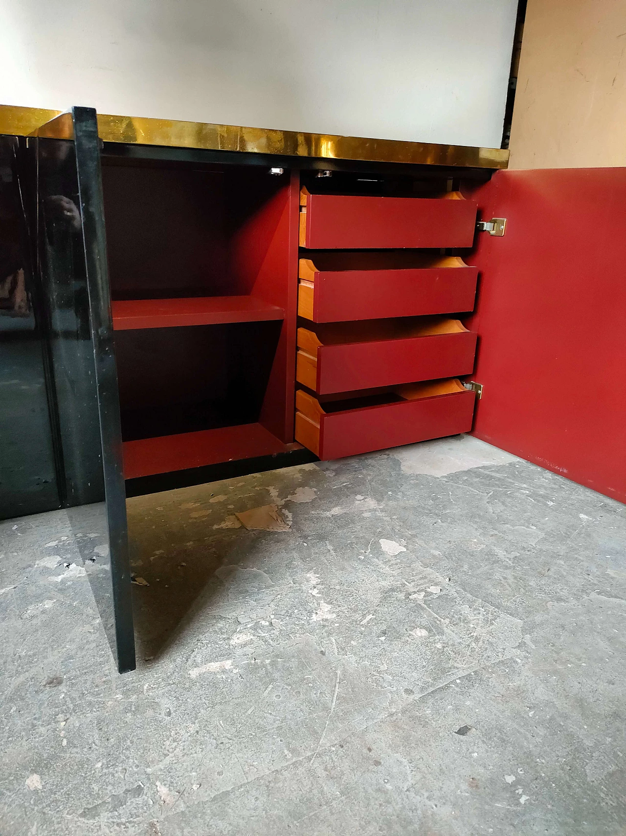 Credenza bassa in legno laccato nero, anni '70 7