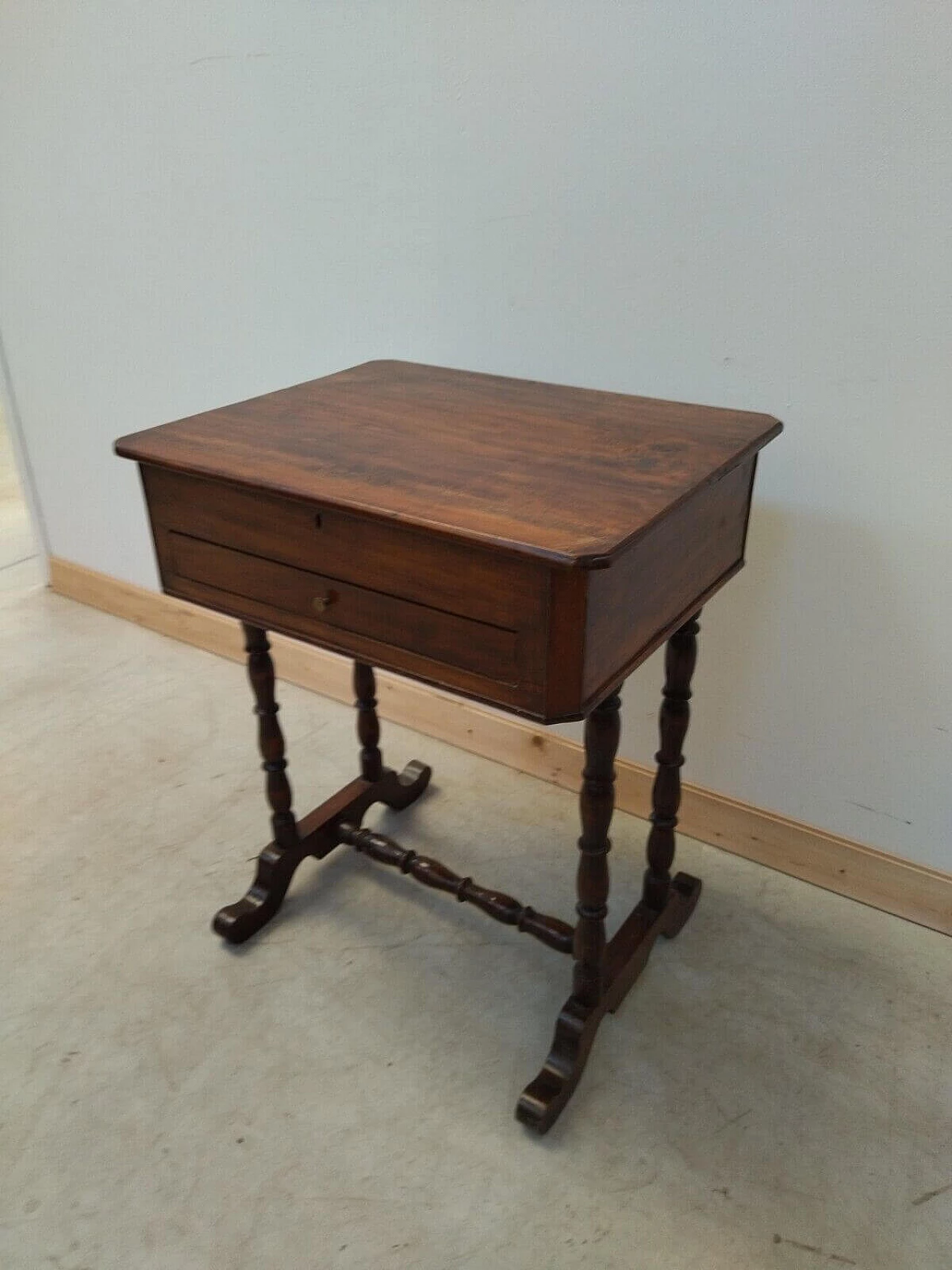 Walnut work table with drawer and opening top, late 19th century 3