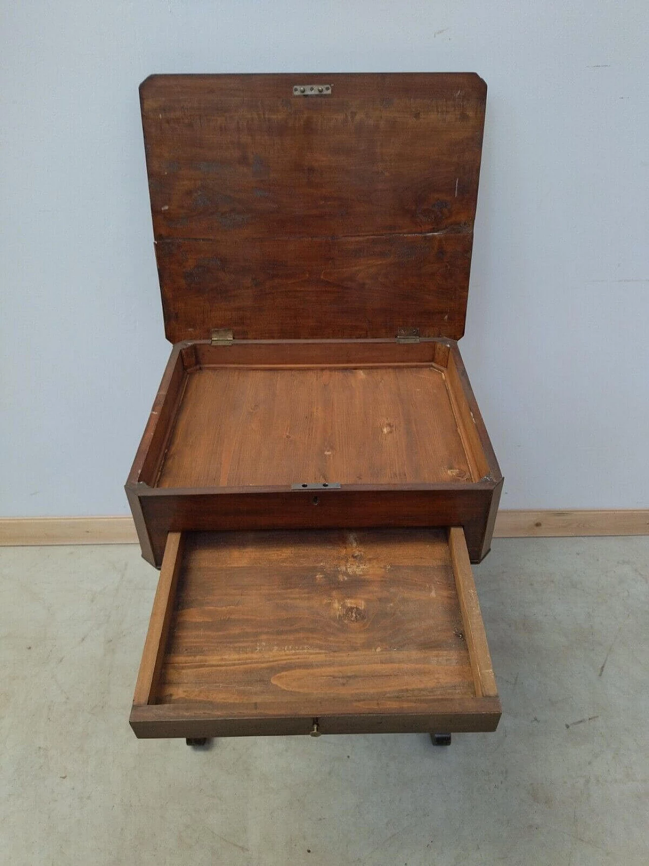 Walnut work table with drawer and opening top, late 19th century 4