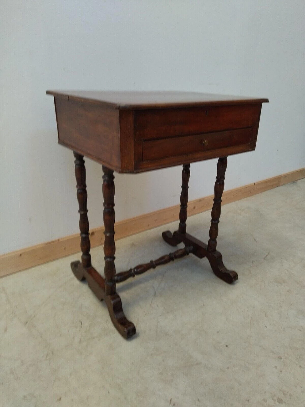 Walnut work table with drawer and opening top, late 19th century 5