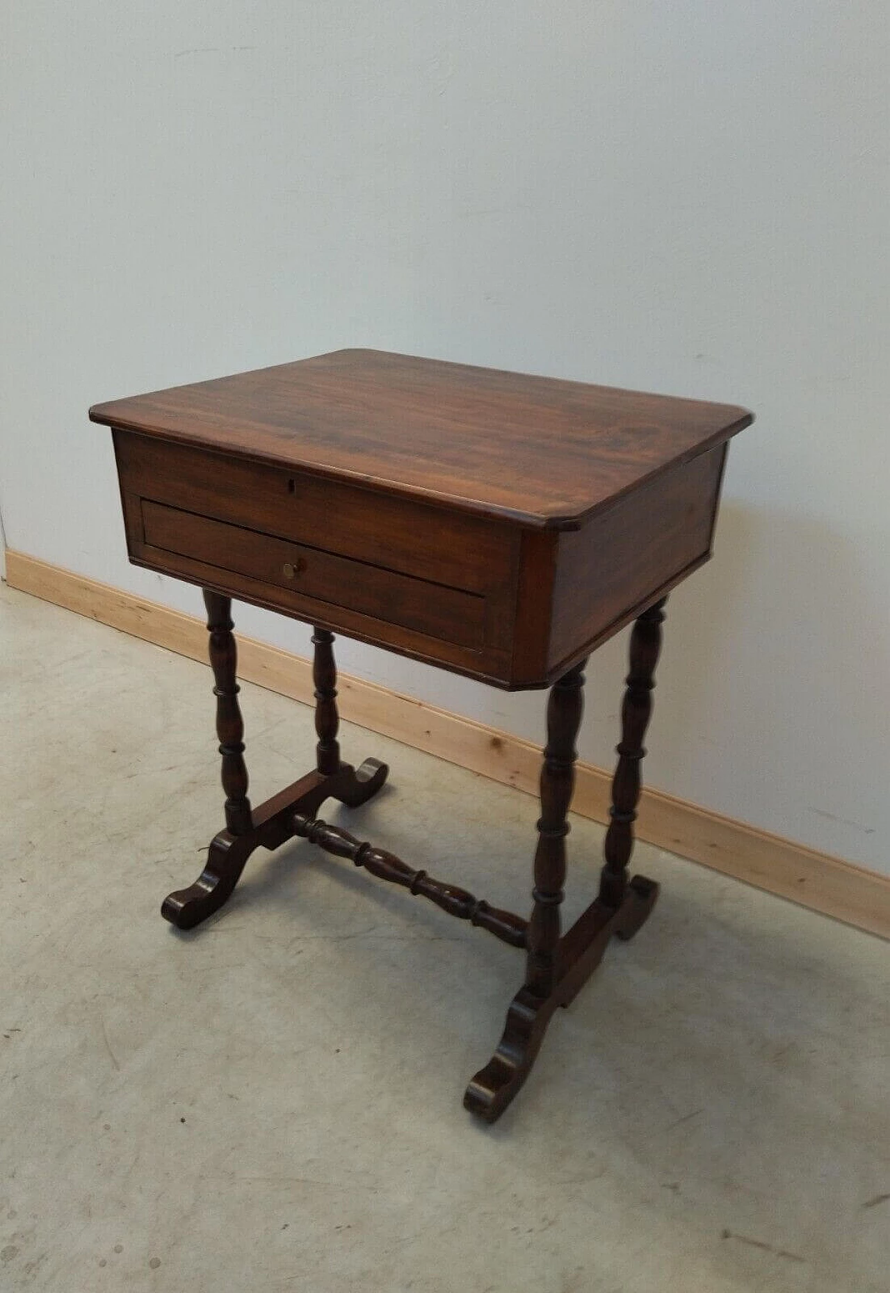 Walnut work table with drawer and opening top, late 19th century 6