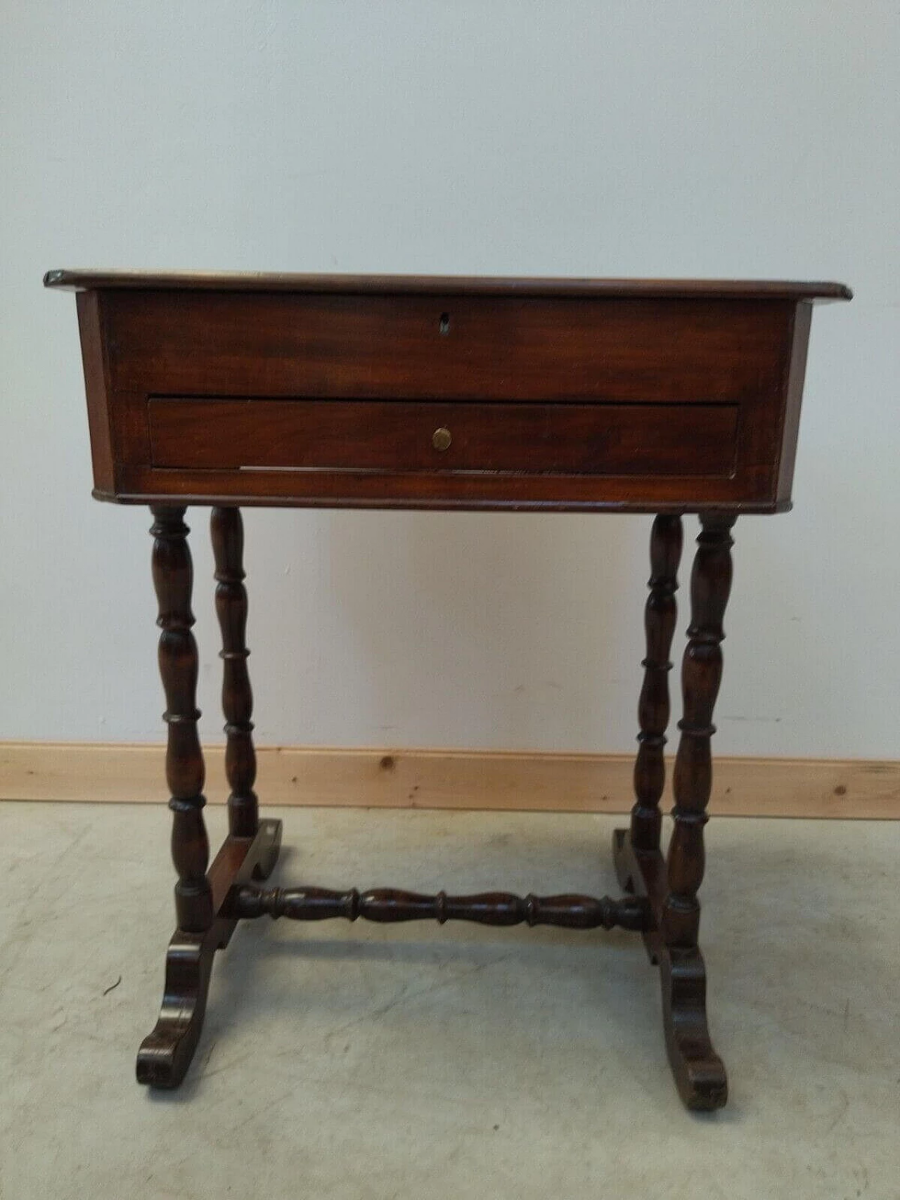Walnut work table with drawer and opening top, late 19th century 10