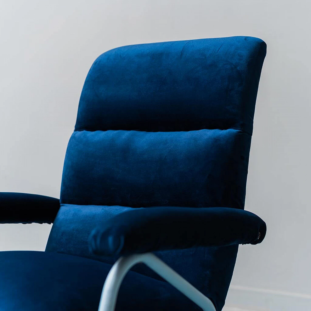 Blue velvet and blue metal armchair, 1960s 3