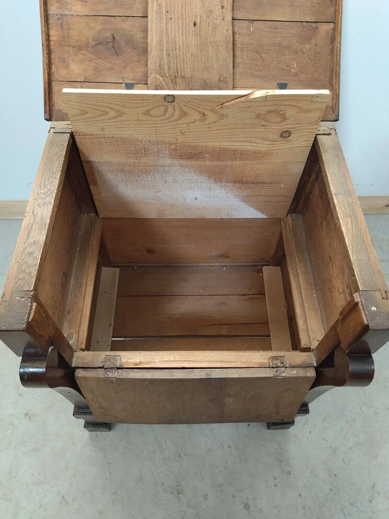 Empire bedside table with braces, early 19th century 8