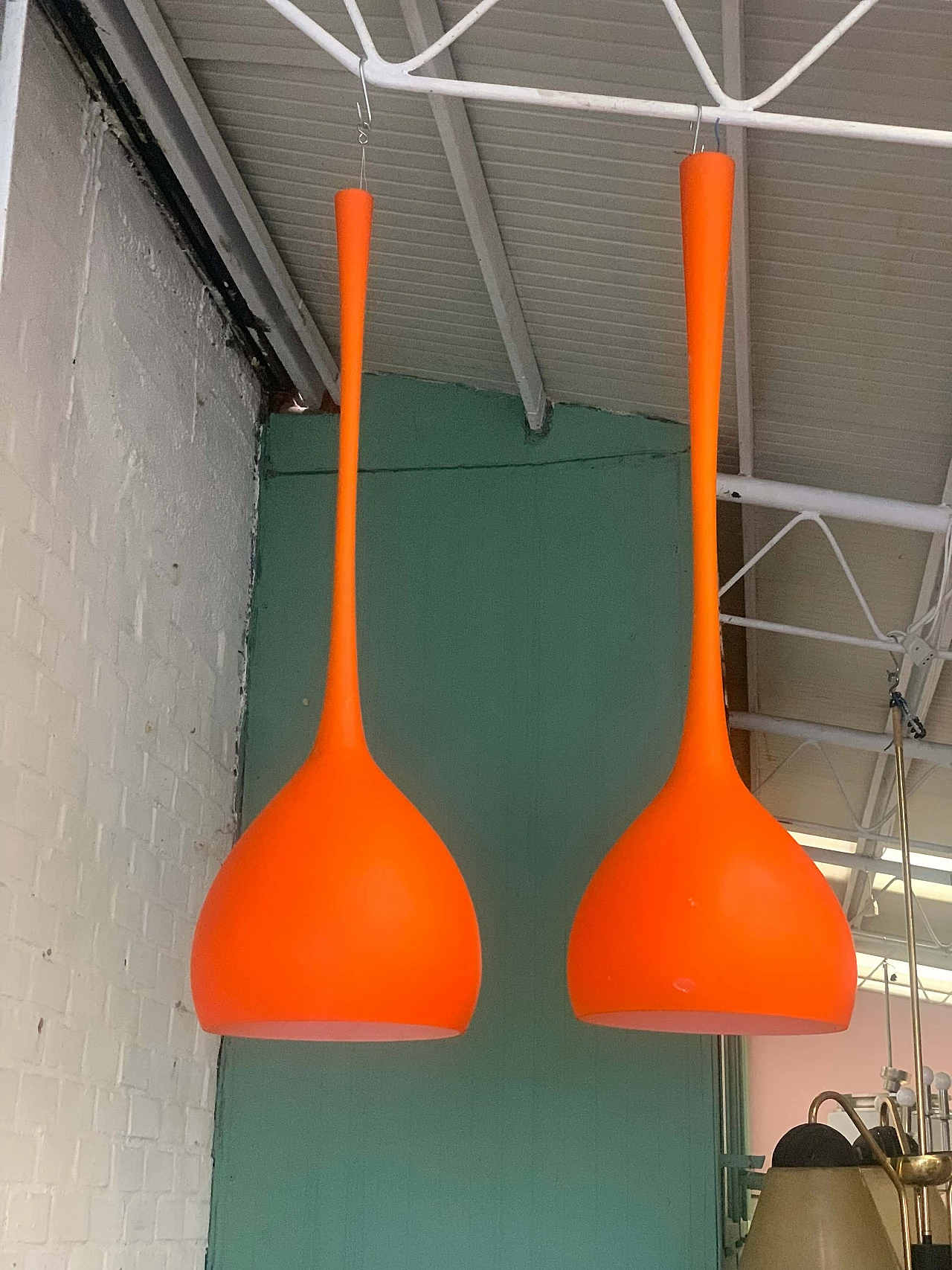 Coppia di lampadari in vetro Murano incamiciato, anni '60 2