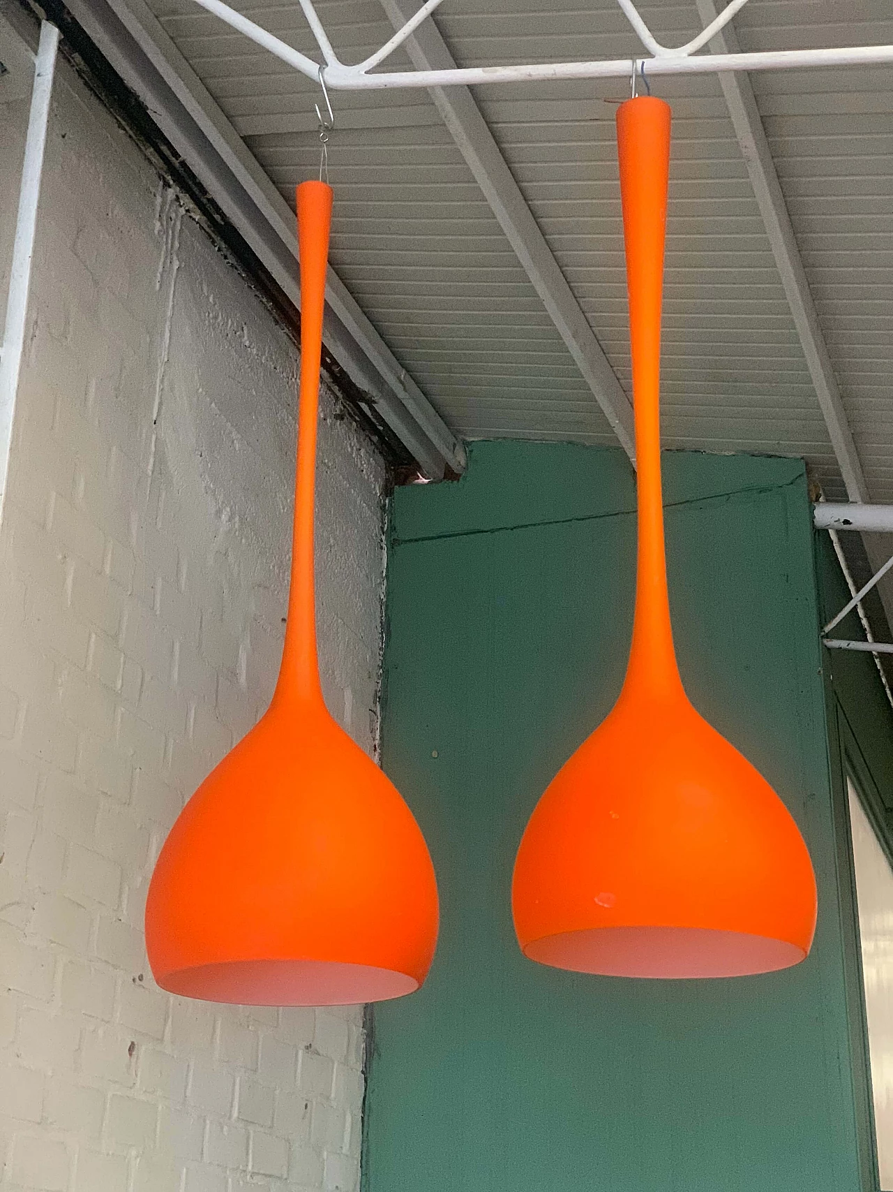 Coppia di lampadari in vetro Murano incamiciato, anni '60 3