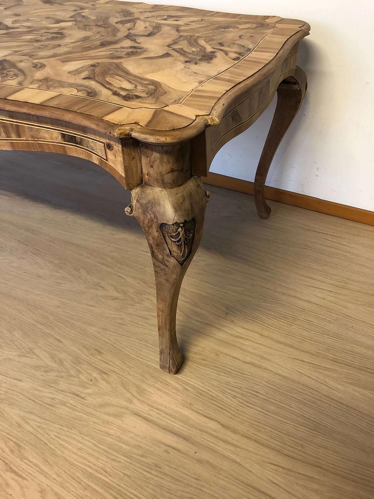 Walnut-root veneered table, 1940s 2