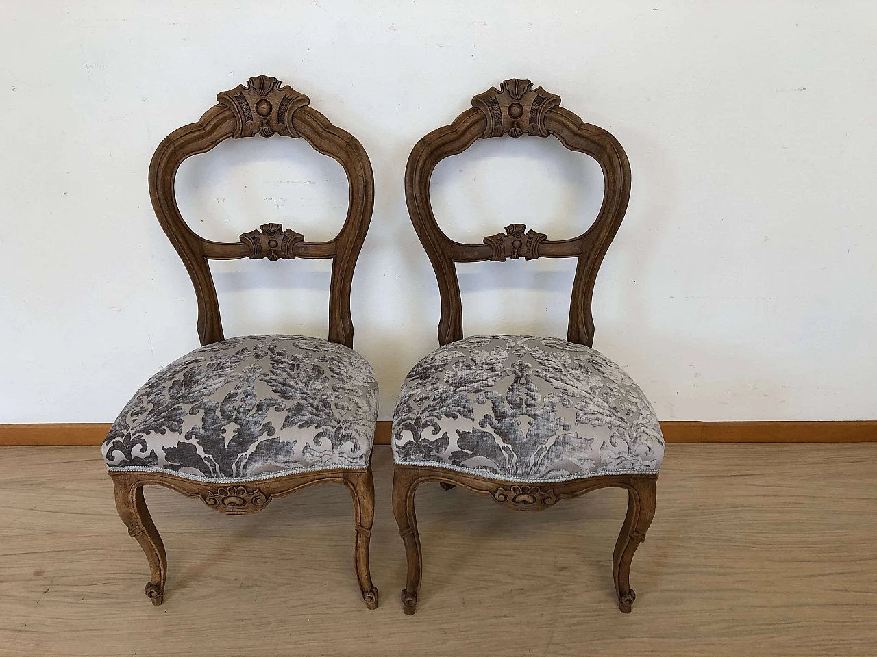 6 Walnut chairs with upholstered seat, 19th century 3