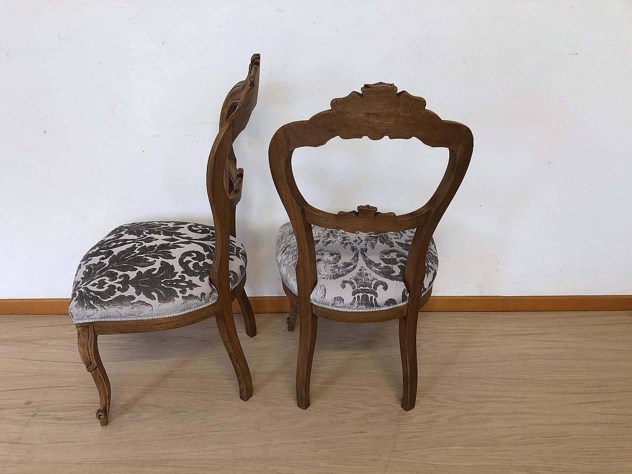 6 Walnut chairs with upholstered seat, 19th century 4