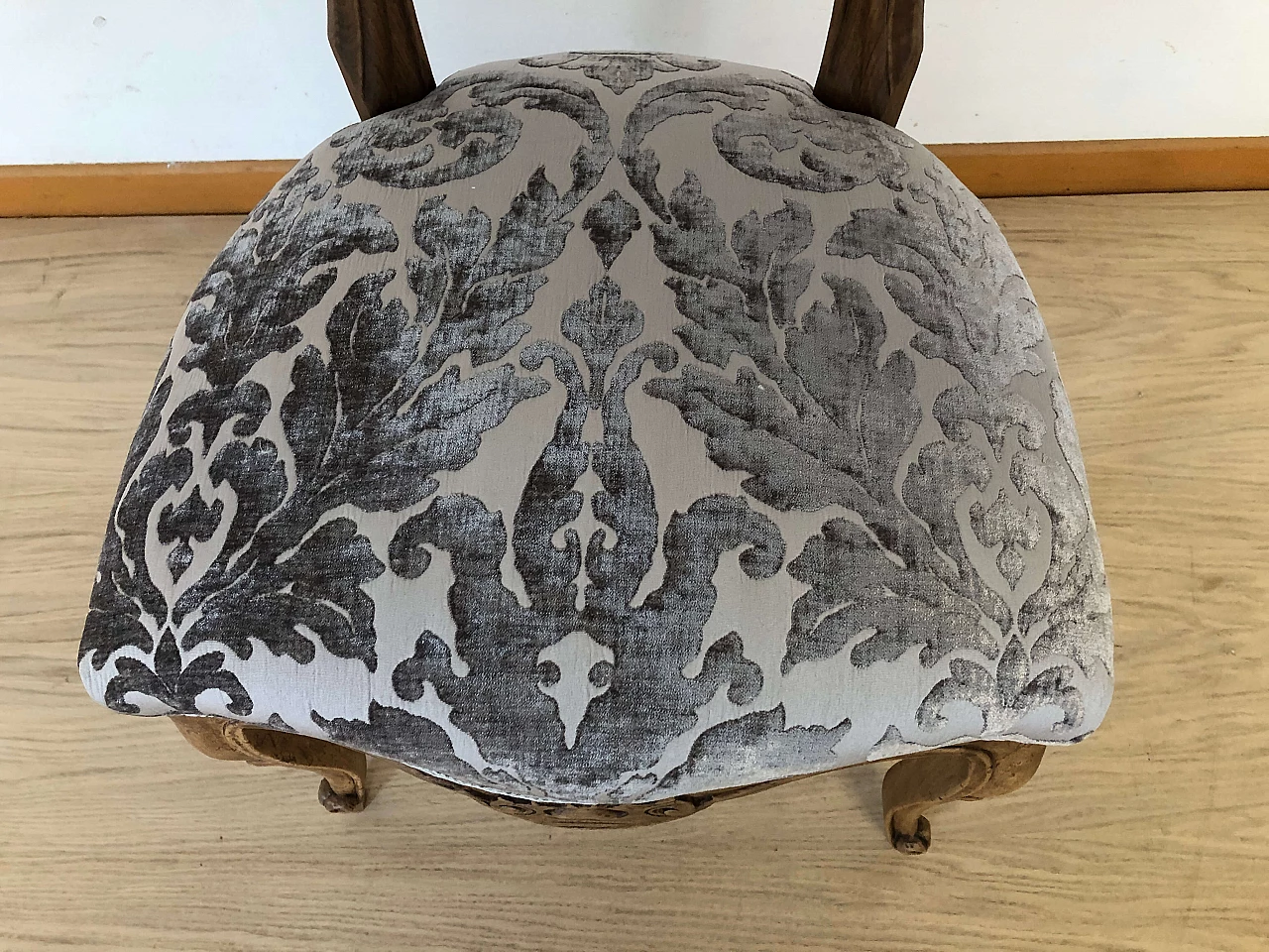 6 Walnut chairs with upholstered seat, 19th century 5