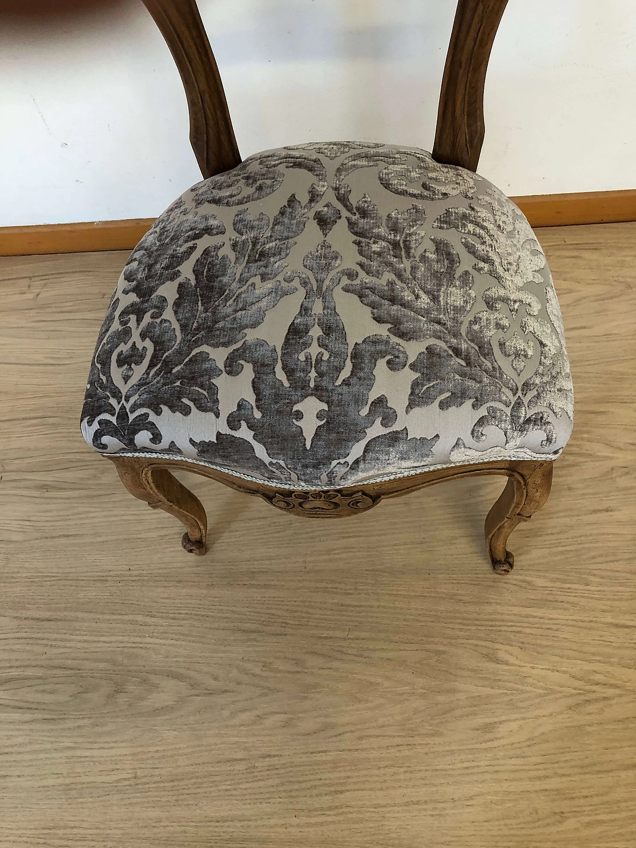 6 Walnut chairs with upholstered seat, 19th century 6