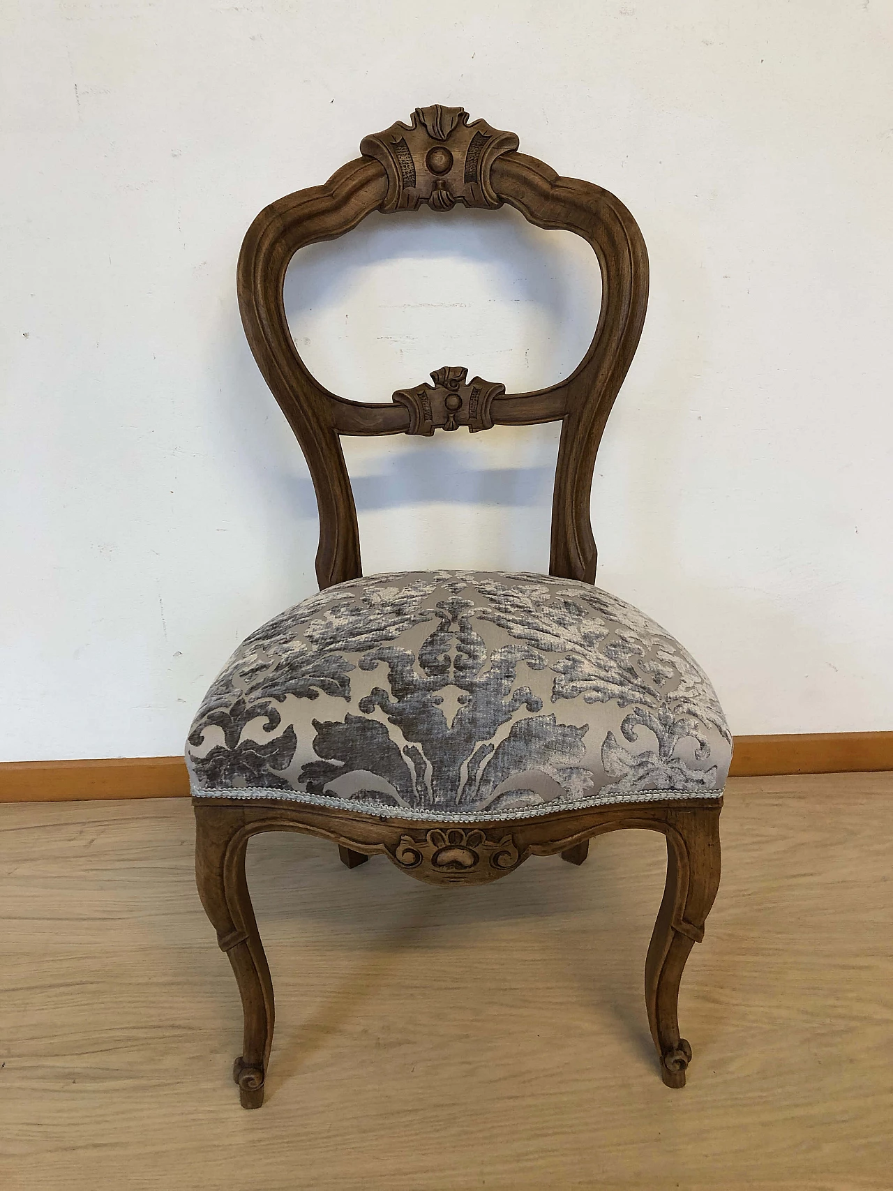 6 Walnut chairs with upholstered seat, 19th century 7