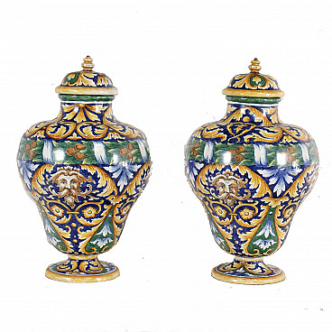 Coppia di vasi con coperchio in maiolica stile Neo Rinascimentale, inizio '900