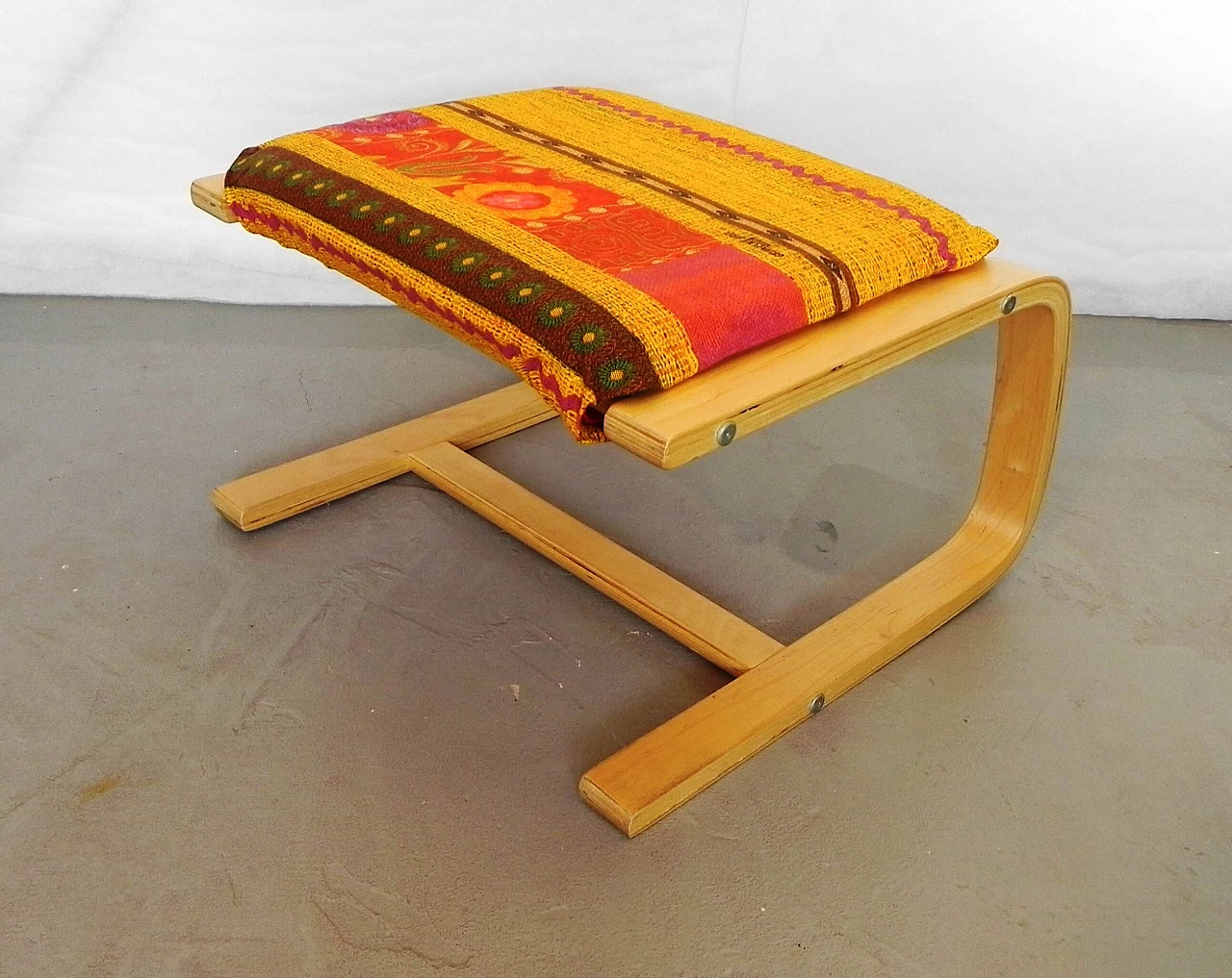 Sgabello in legno di betulla curvato con seduta imbottita 1