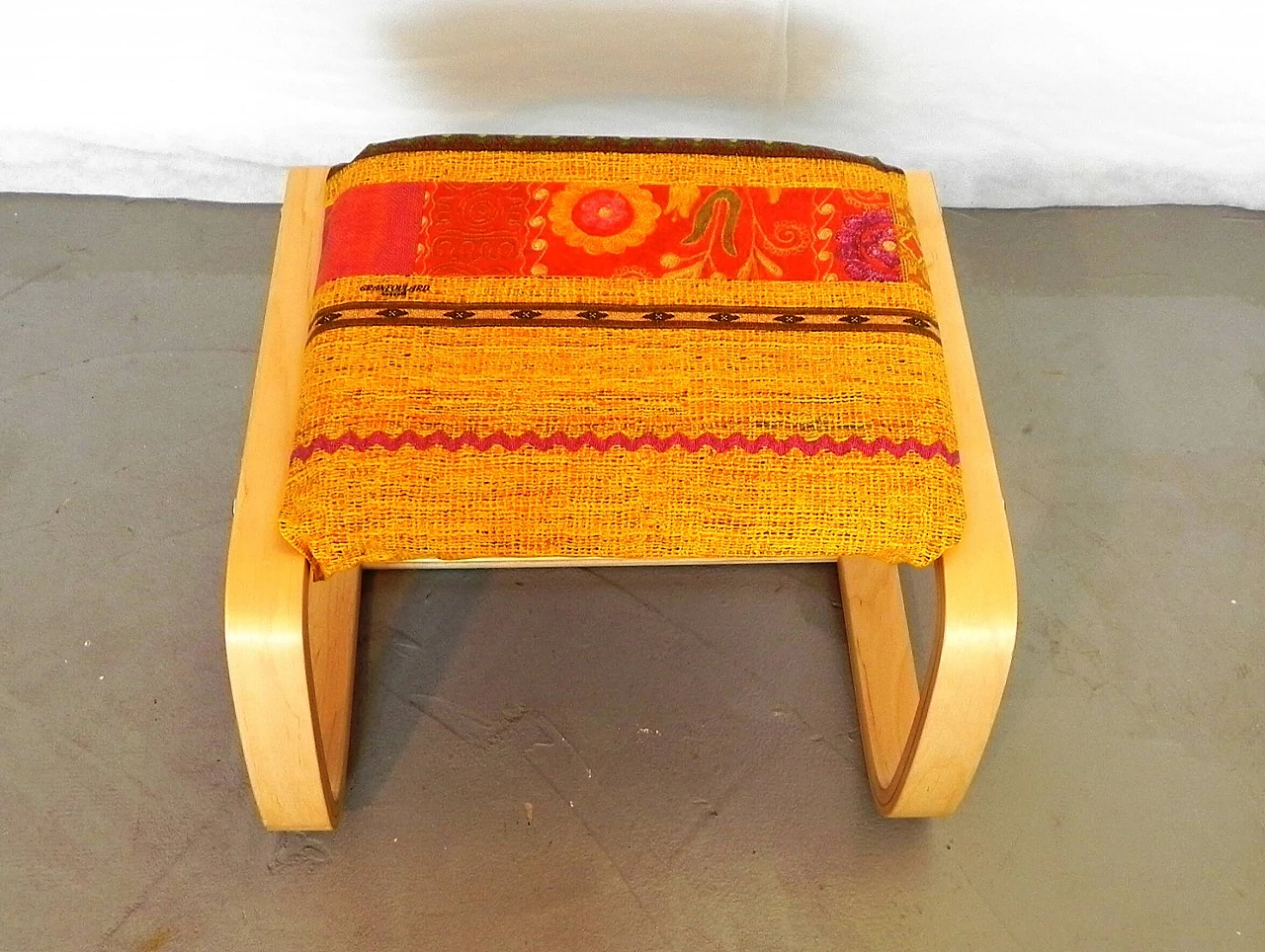 Sgabello in legno di betulla curvato con seduta imbottita 2