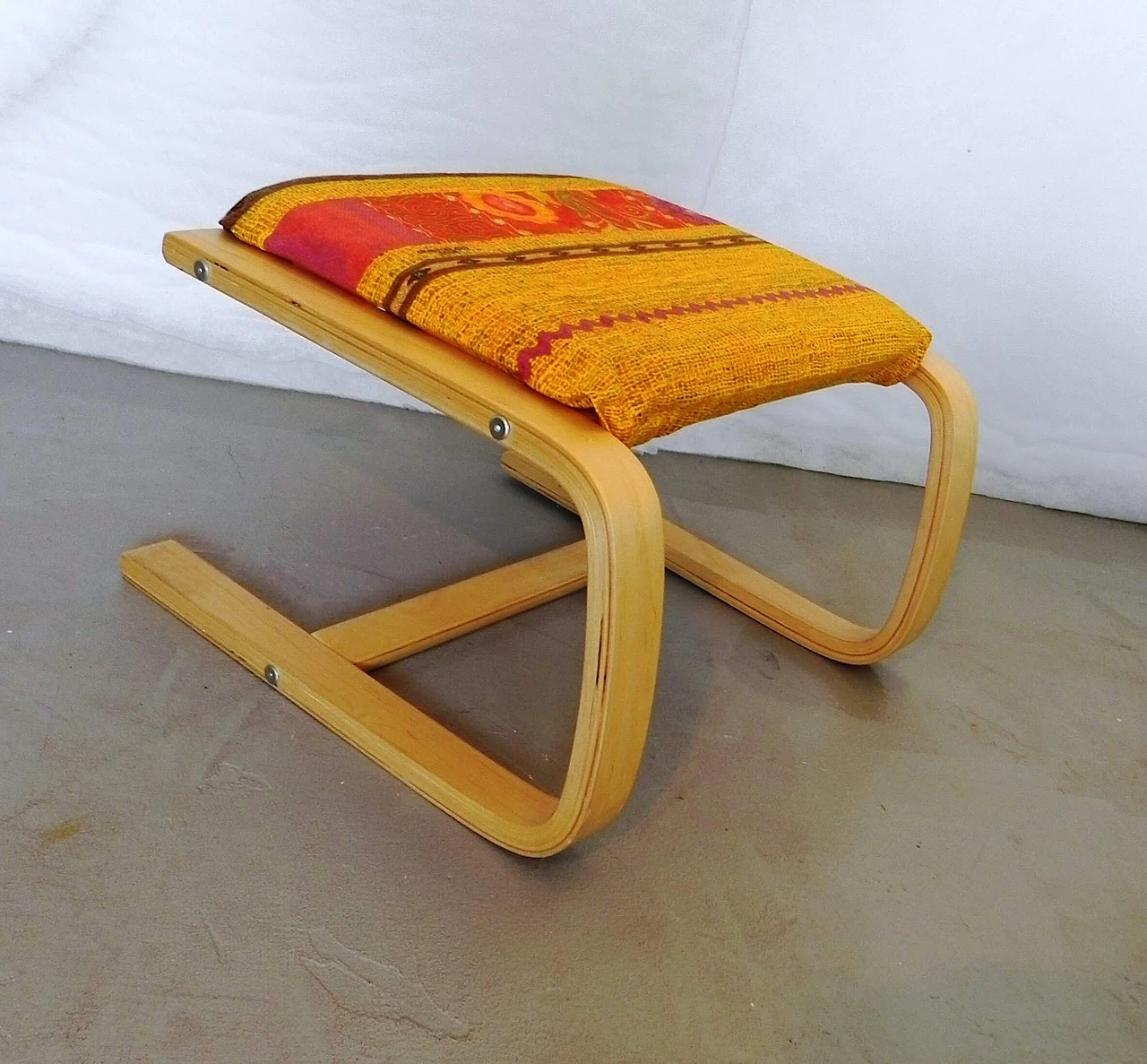 Sgabello in legno di betulla curvato con seduta imbottita 3