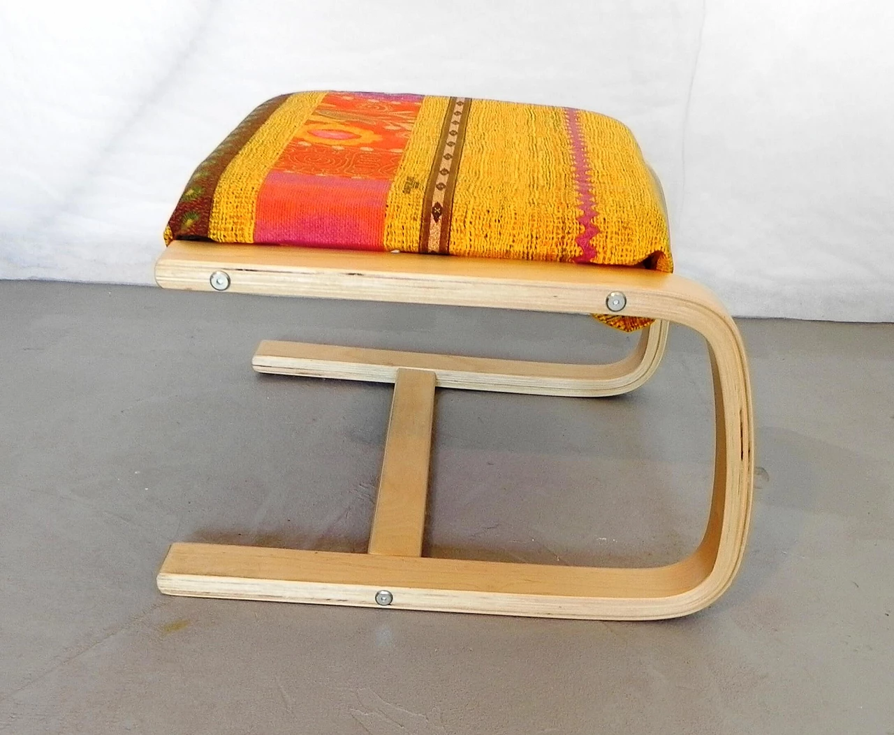 Sgabello in legno di betulla curvato con seduta imbottita 4