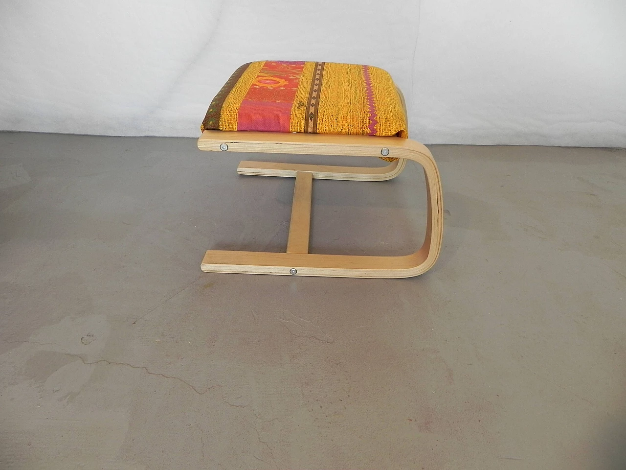 Sgabello in legno di betulla curvato con seduta imbottita 5