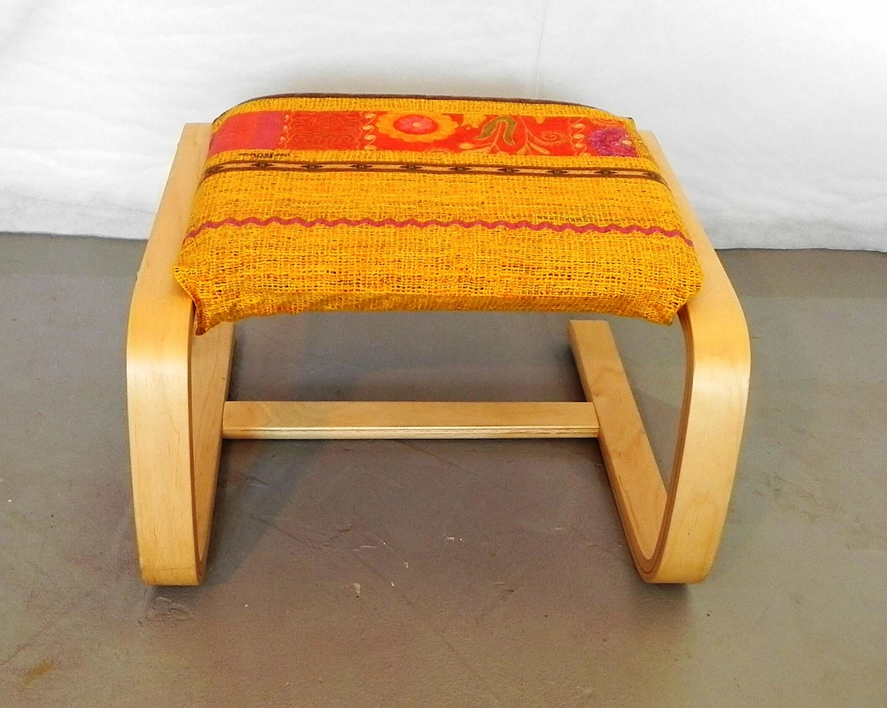 Sgabello in legno di betulla curvato con seduta imbottita 6