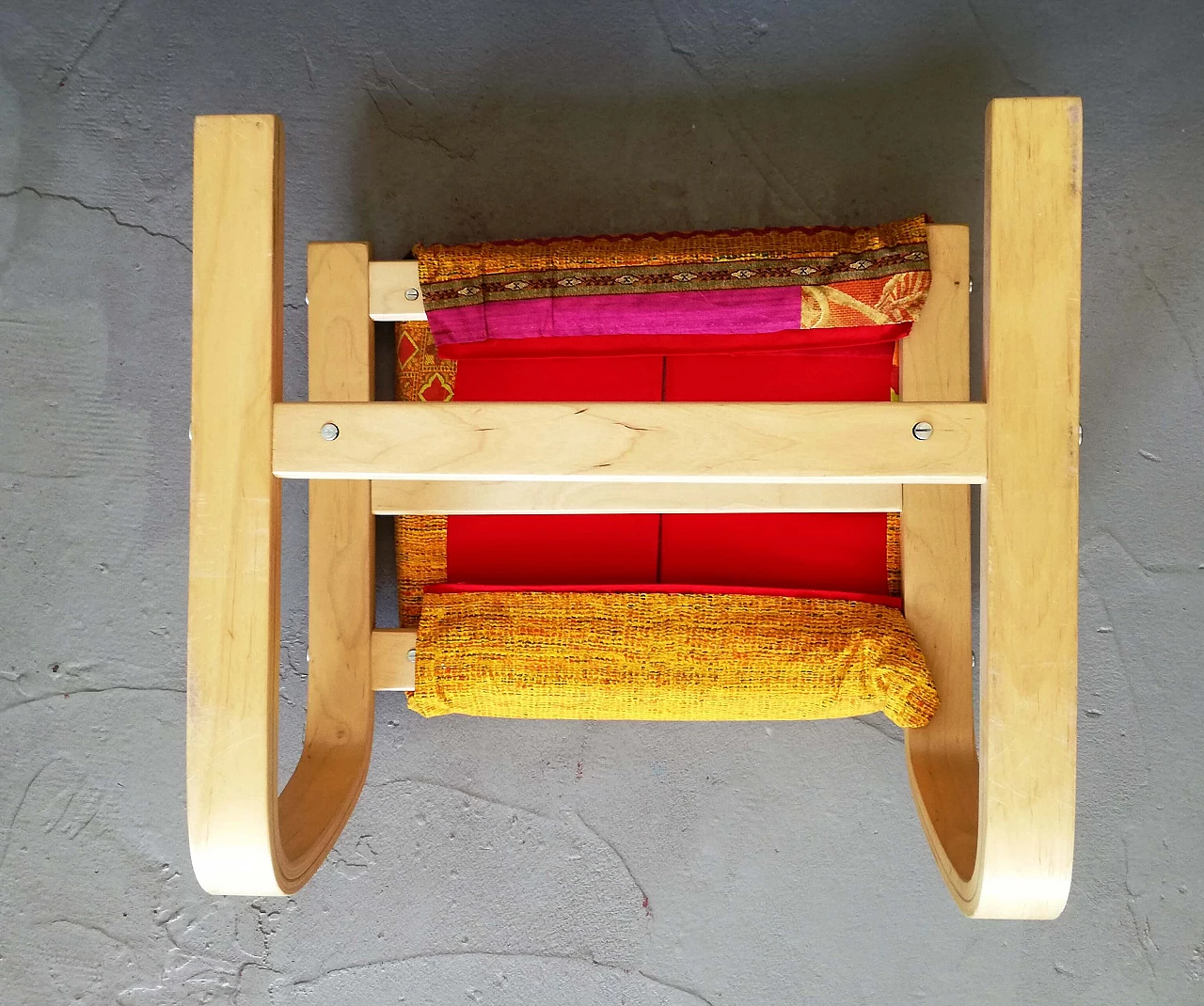 Sgabello in legno di betulla curvato con seduta imbottita 9