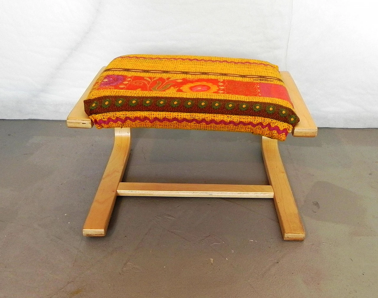 Sgabello in legno di betulla curvato con seduta imbottita 10