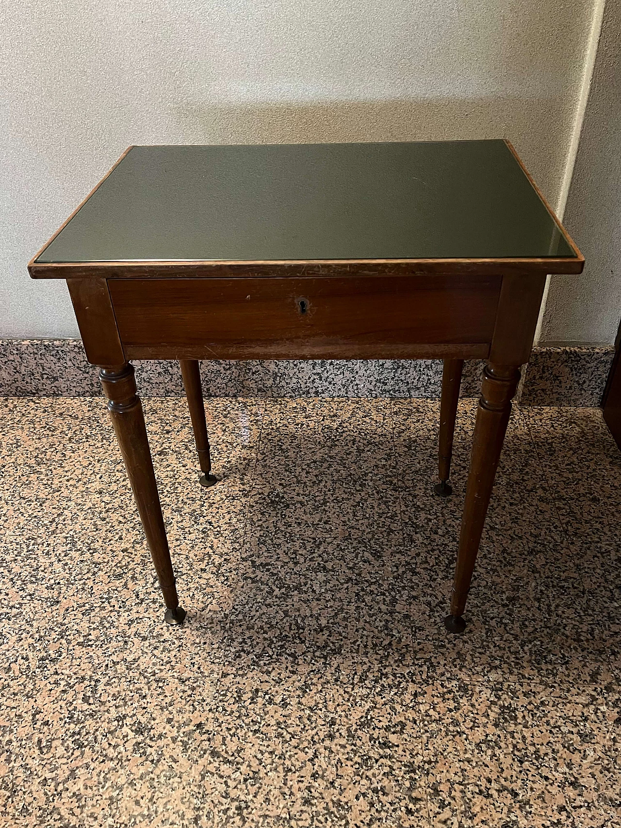 Tavolino in legno con piano in vetro, inizio '900 1