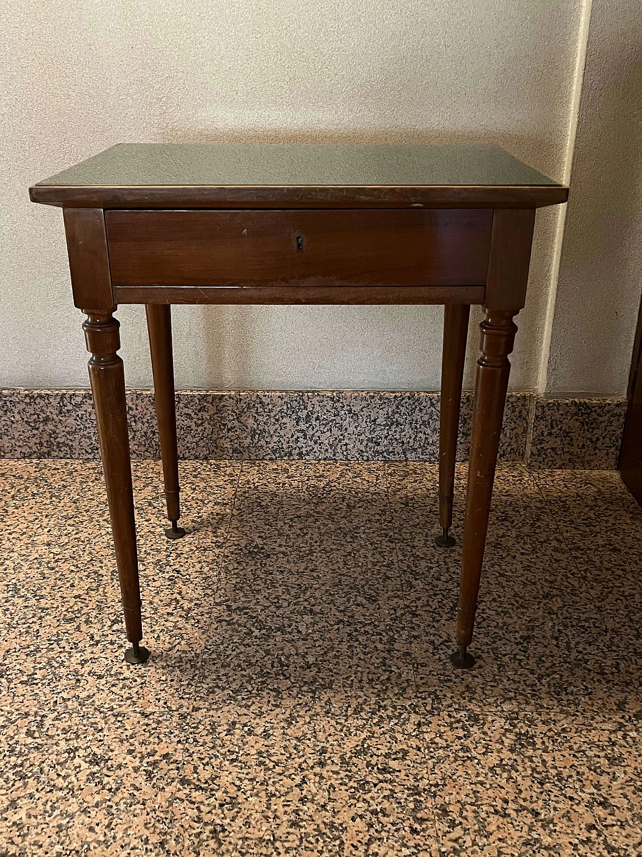 Tavolino in legno con piano in vetro, inizio '900 2