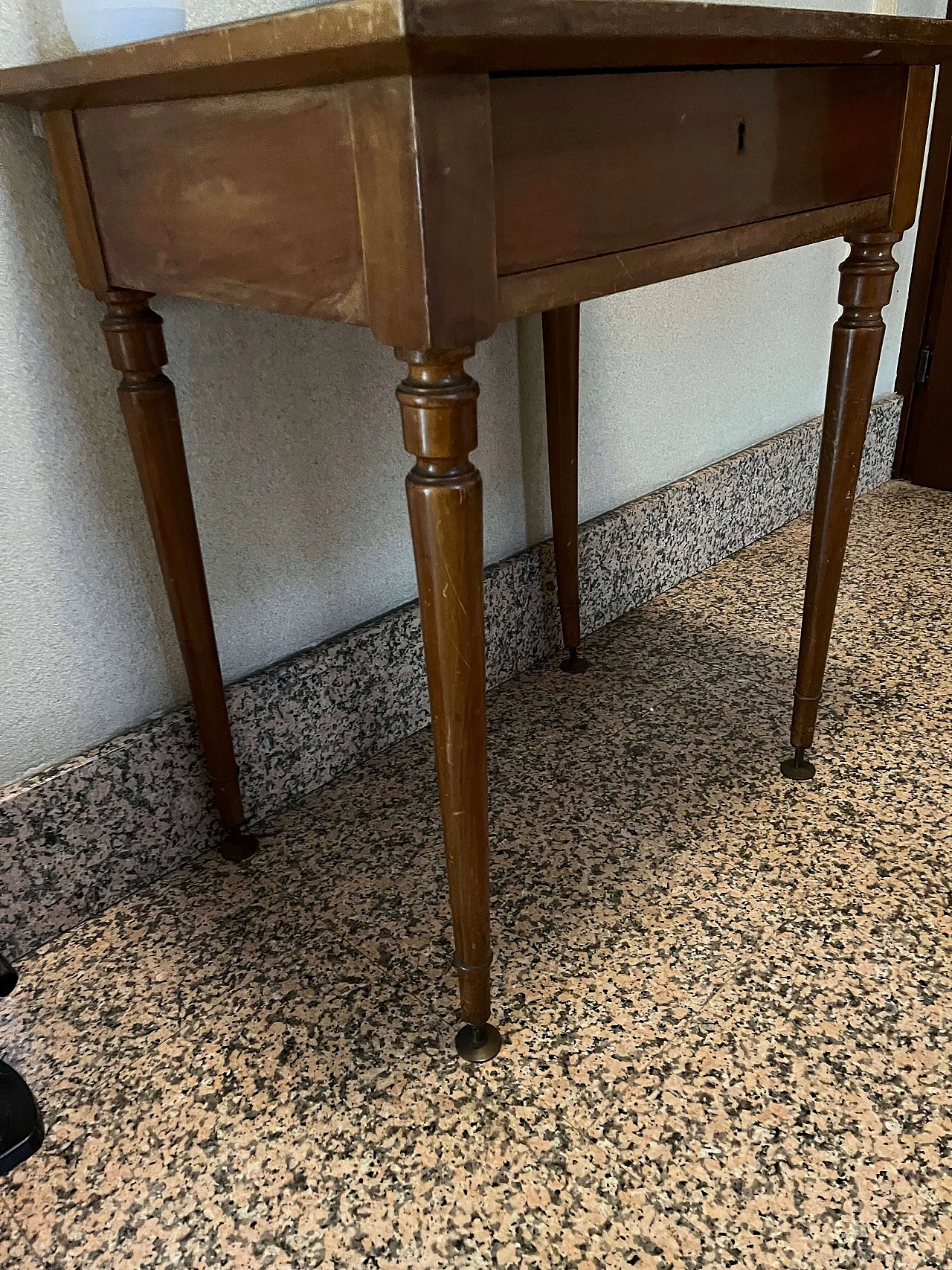 Tavolino in legno con piano in vetro, inizio '900 7