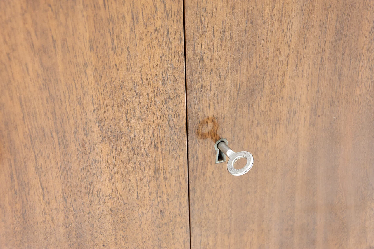 Libreria in noce di Hubert Nepozitek e Bohumil Landsman per Jitona, anni '60 15