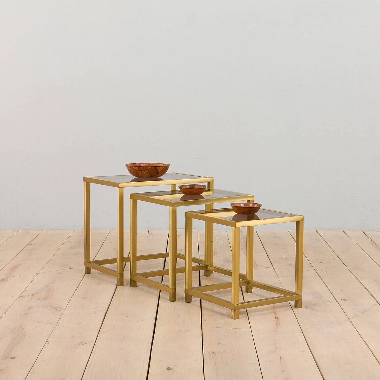 3 Tavolini in ottone e vetro nello stile di Romeo Rega, anni ‘70 1