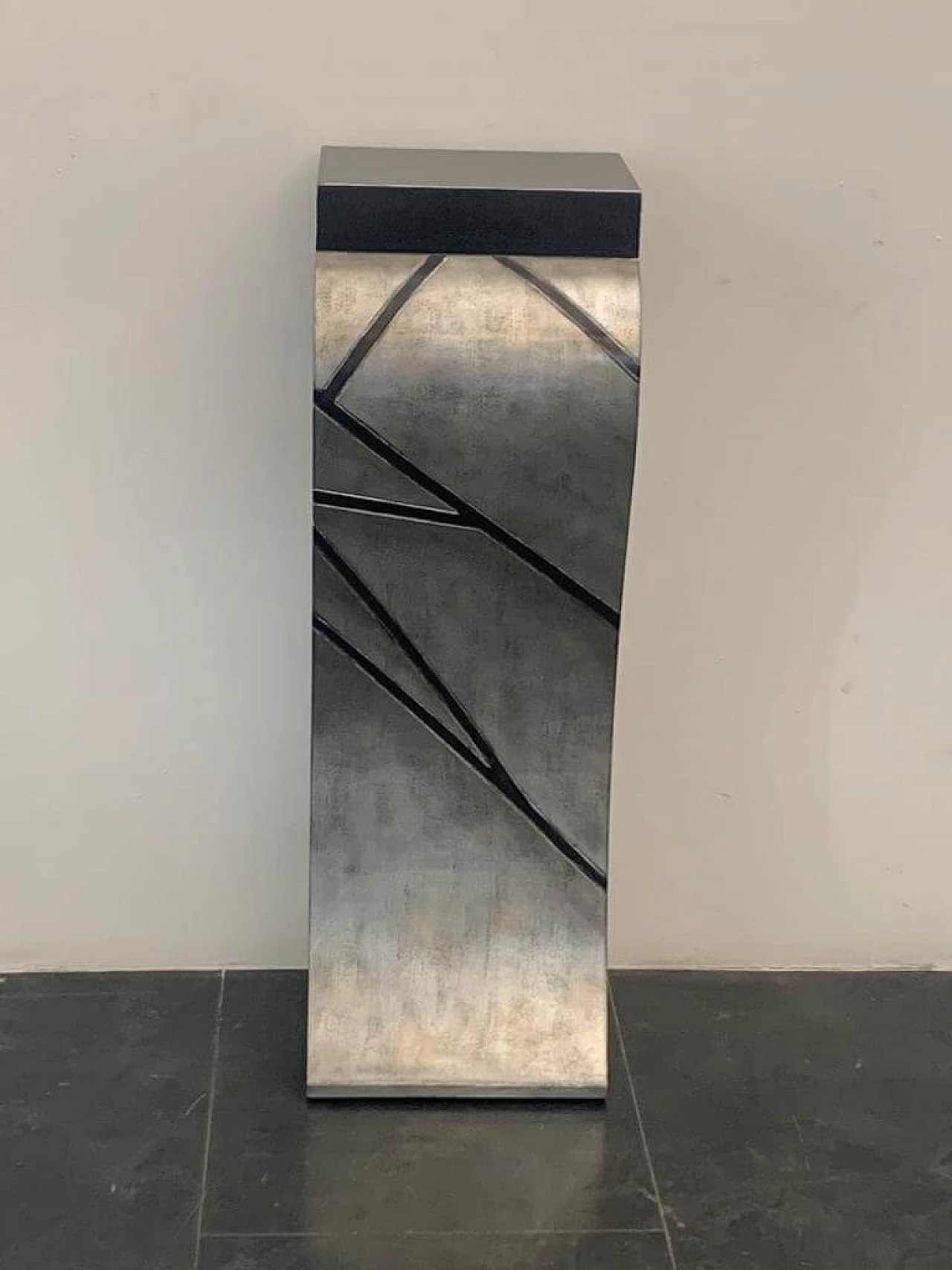Piedistallo in foglia d'argento patinato con linee incise laccate nere, anni '60 1