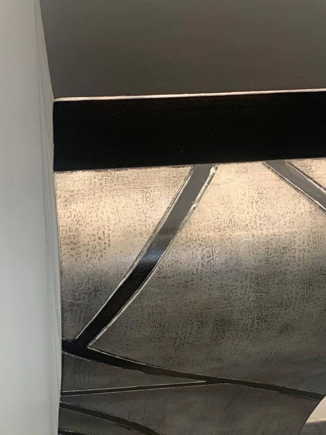 Piedistallo in foglia d'argento patinato con linee incise laccate nere, anni '60 4