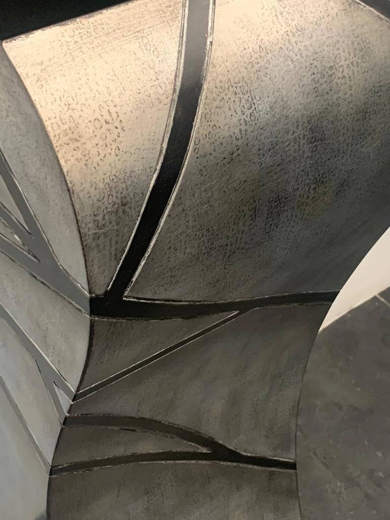 Piedistallo in foglia d'argento patinato con linee incise laccate nere, anni '60 5