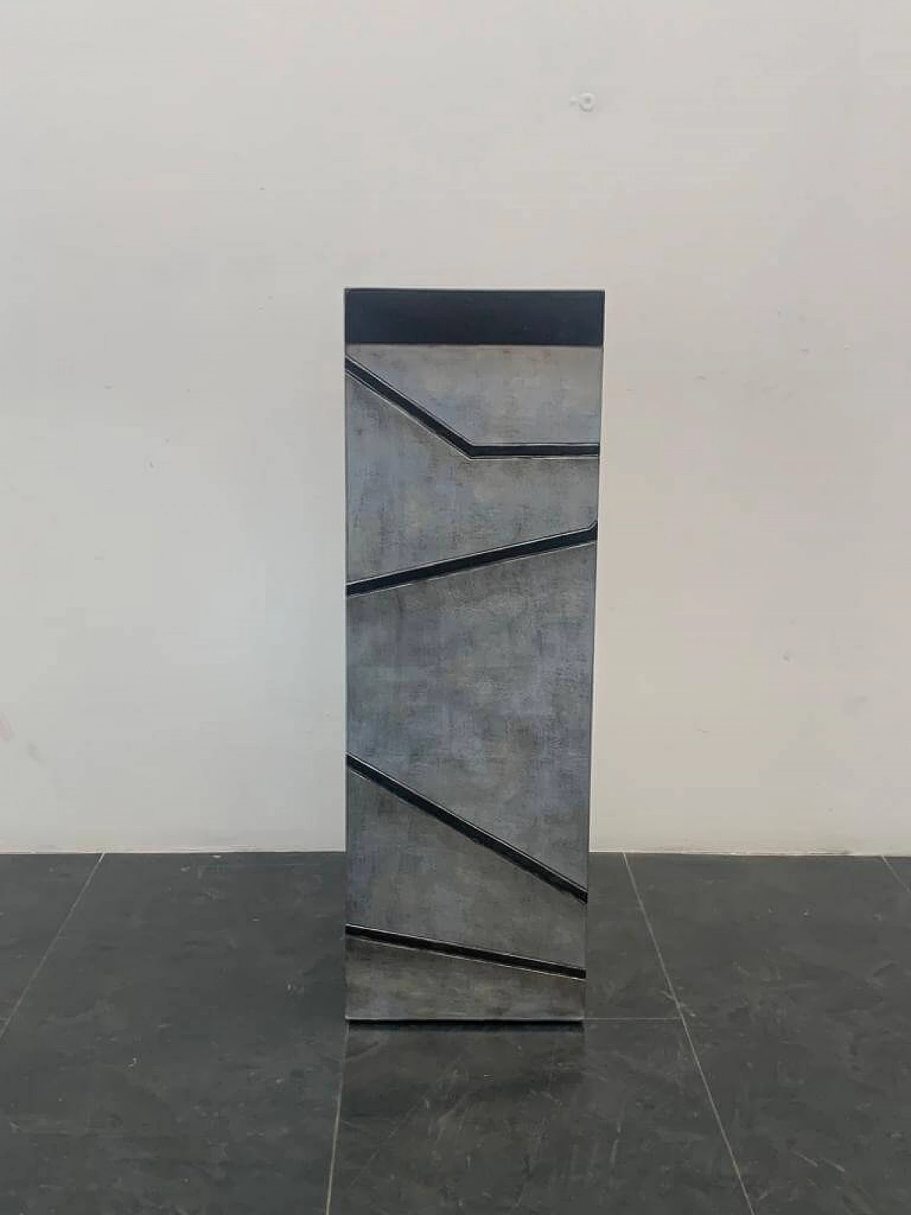 Piedistallo in foglia d'argento patinato con linee incise laccate nere, anni '60 8