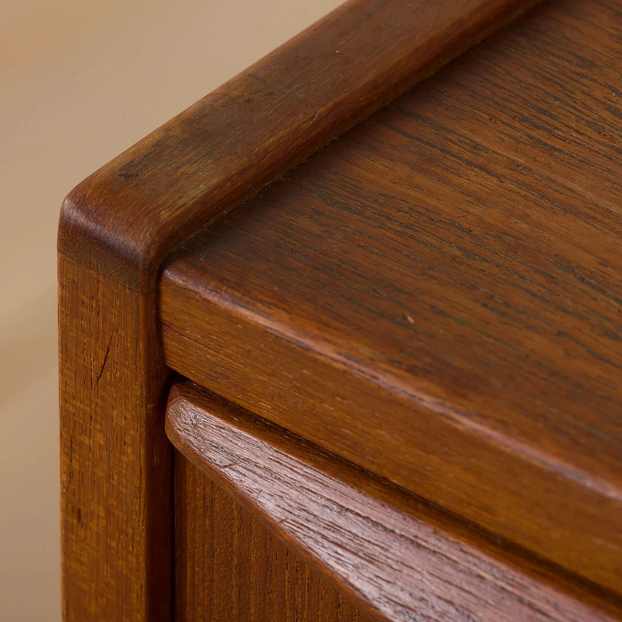 Comò danese piccolo in teak, anni '60 11