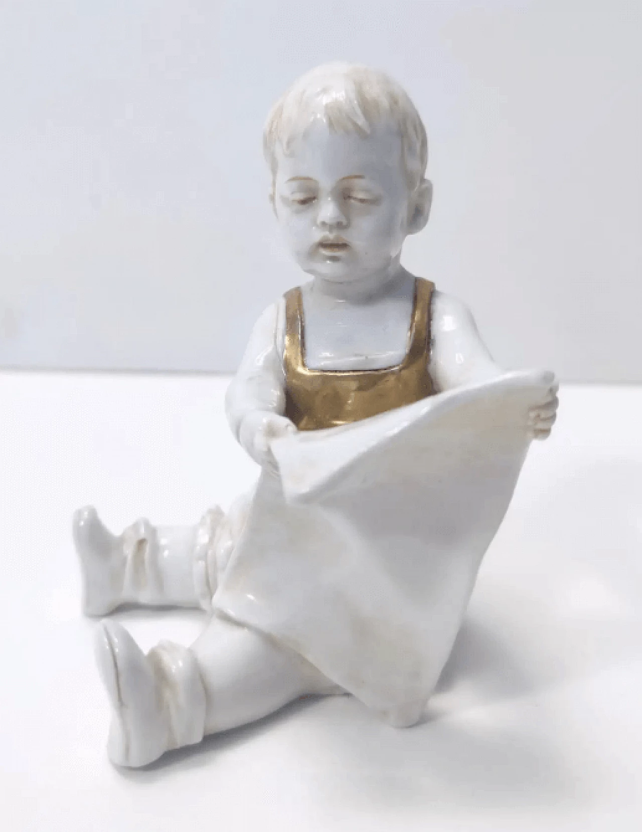 Child reading in Capodimonte ceramic and gold, 1960s 3