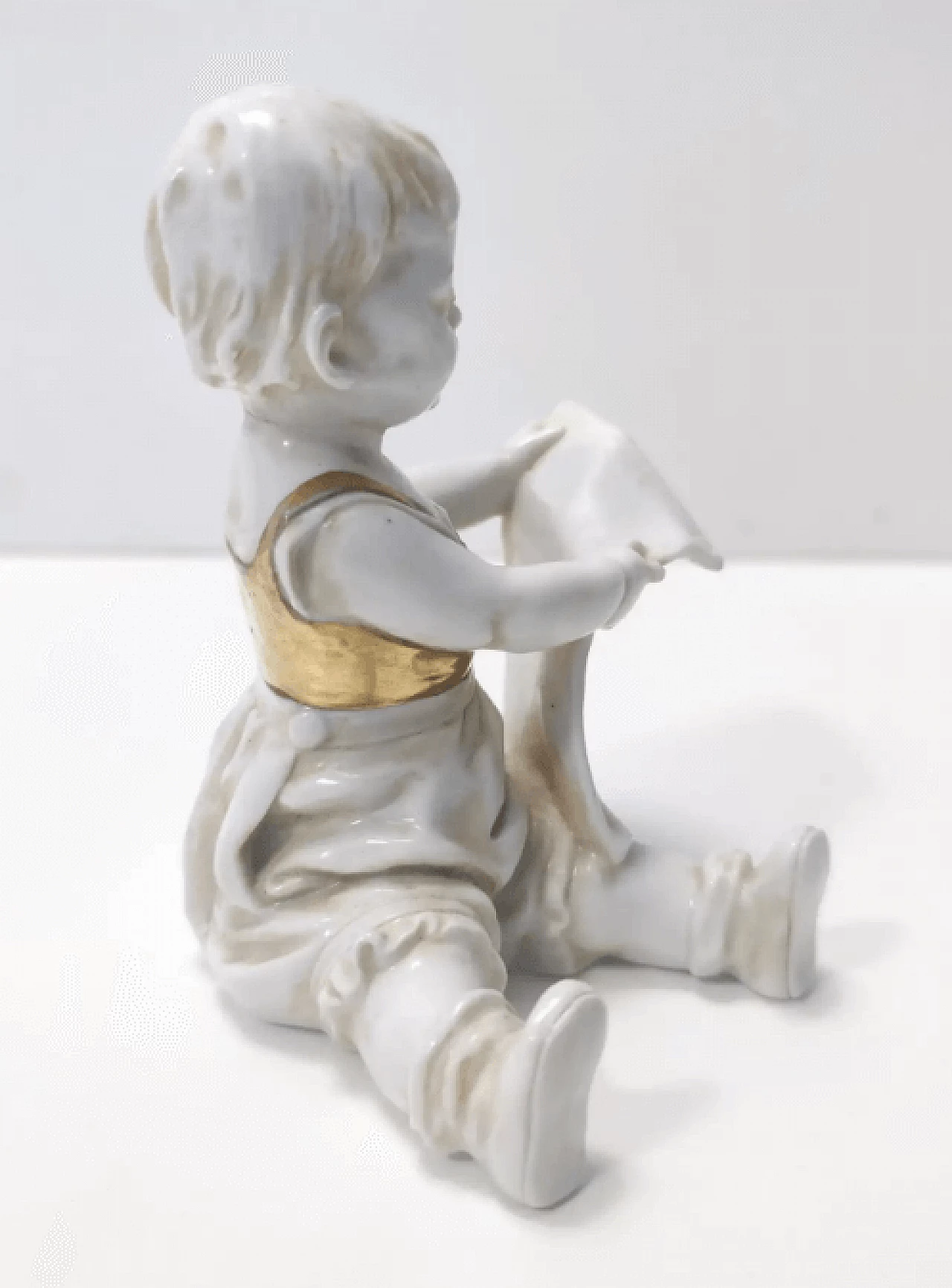 Child reading in Capodimonte ceramic and gold, 1960s 7
