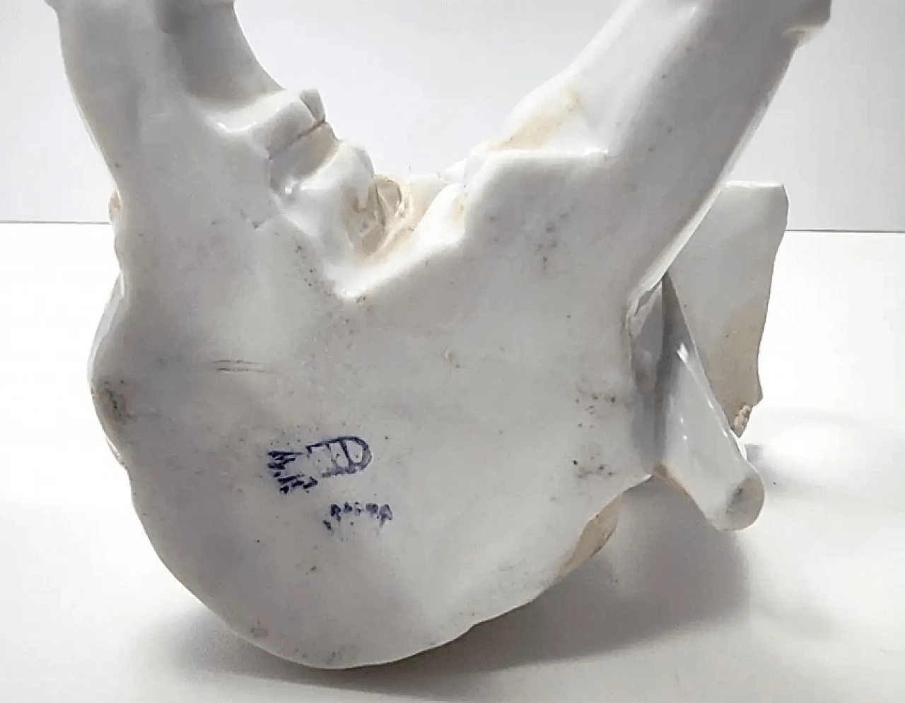 Child reading in Capodimonte ceramic and gold, 1960s 10