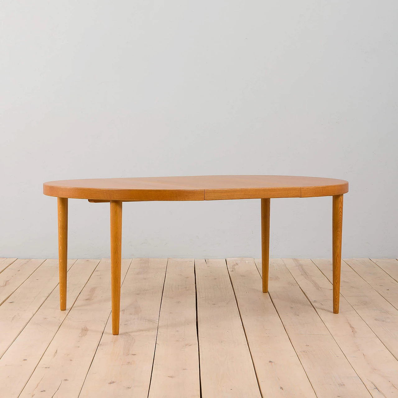 Extendable round oak dining table, 1960s 1