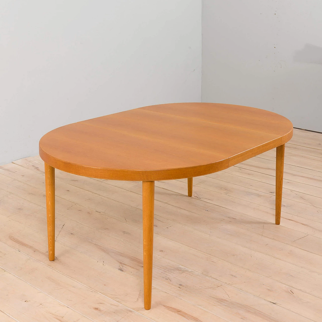 Extendable round oak dining table, 1960s 4