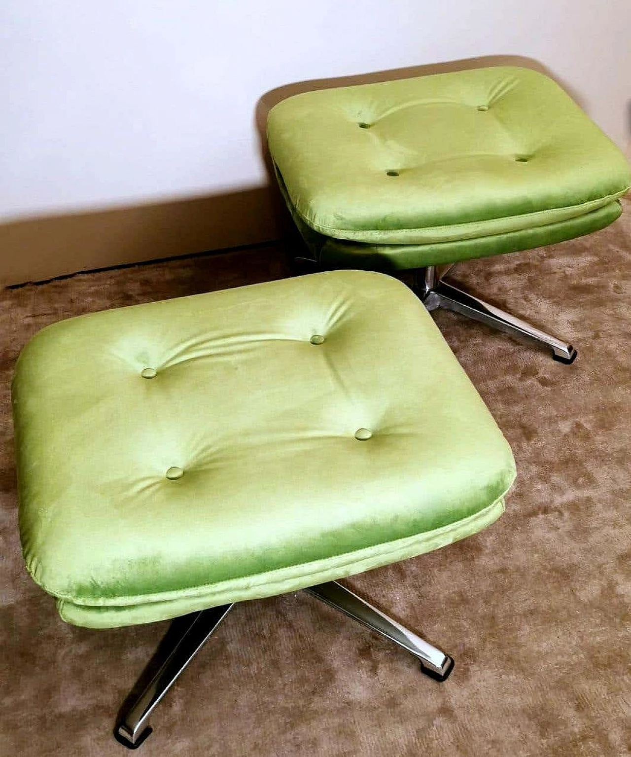 Pair of poufs with velvet cushions and aluminum frame, 1960s 4