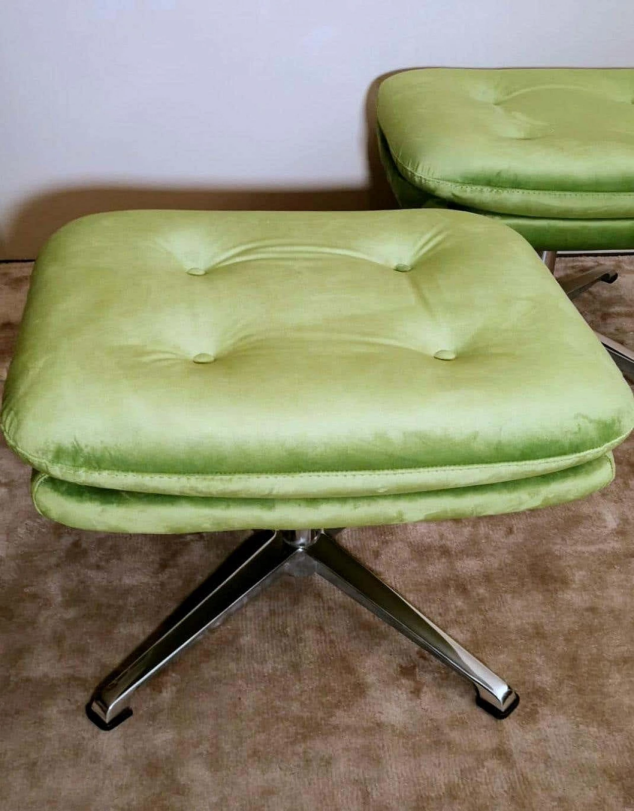 Pair of poufs with velvet cushions and aluminum frame, 1960s 5