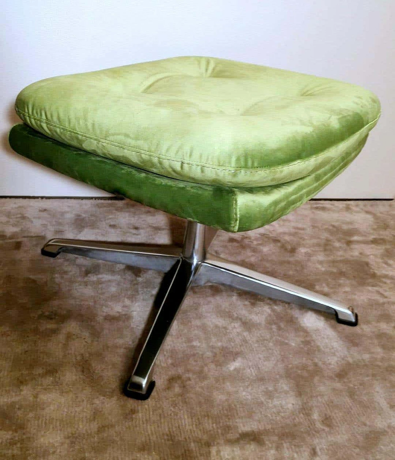 Pair of poufs with velvet cushions and aluminum frame, 1960s 7