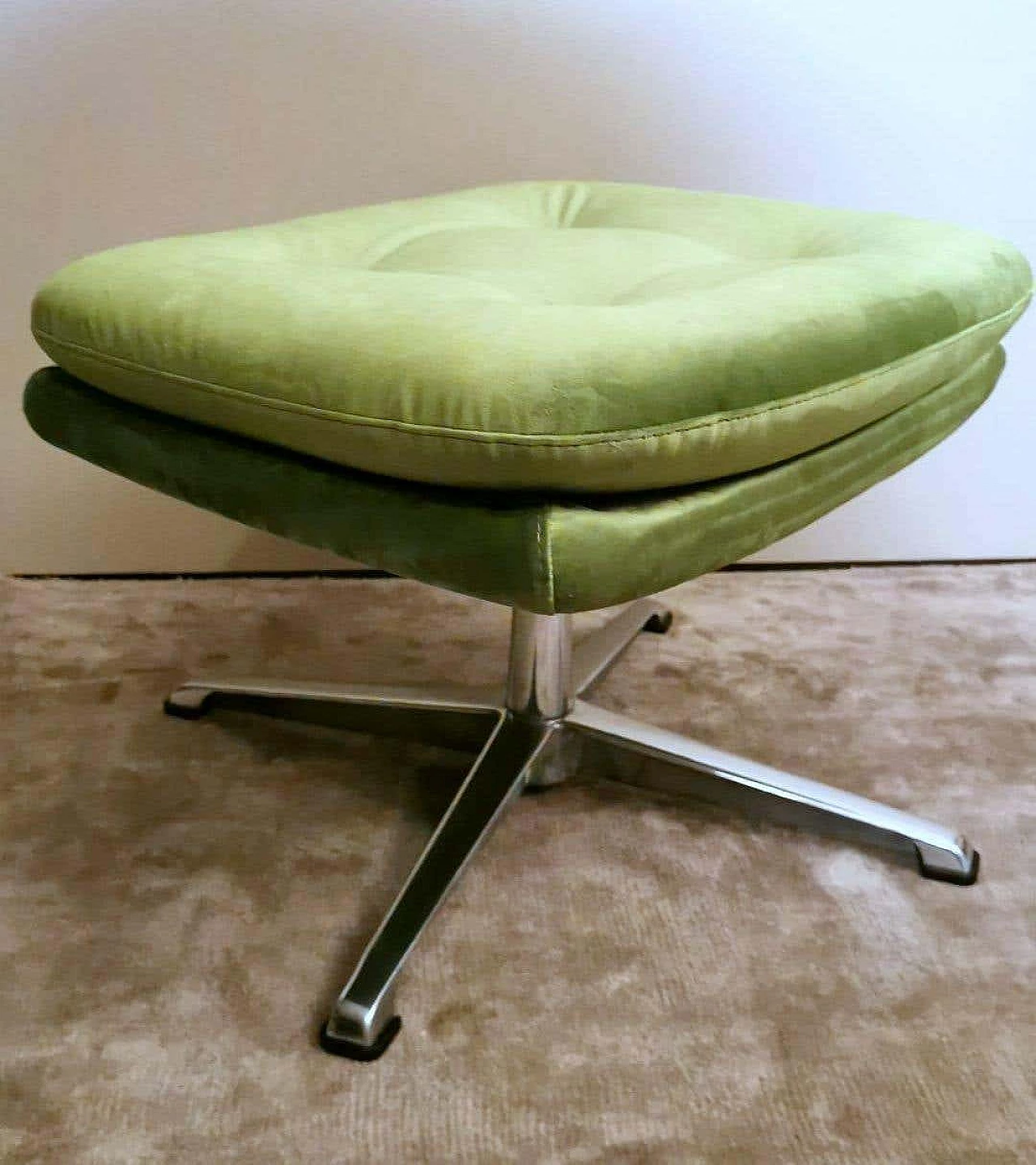 Pair of poufs with velvet cushions and aluminum frame, 1960s 8